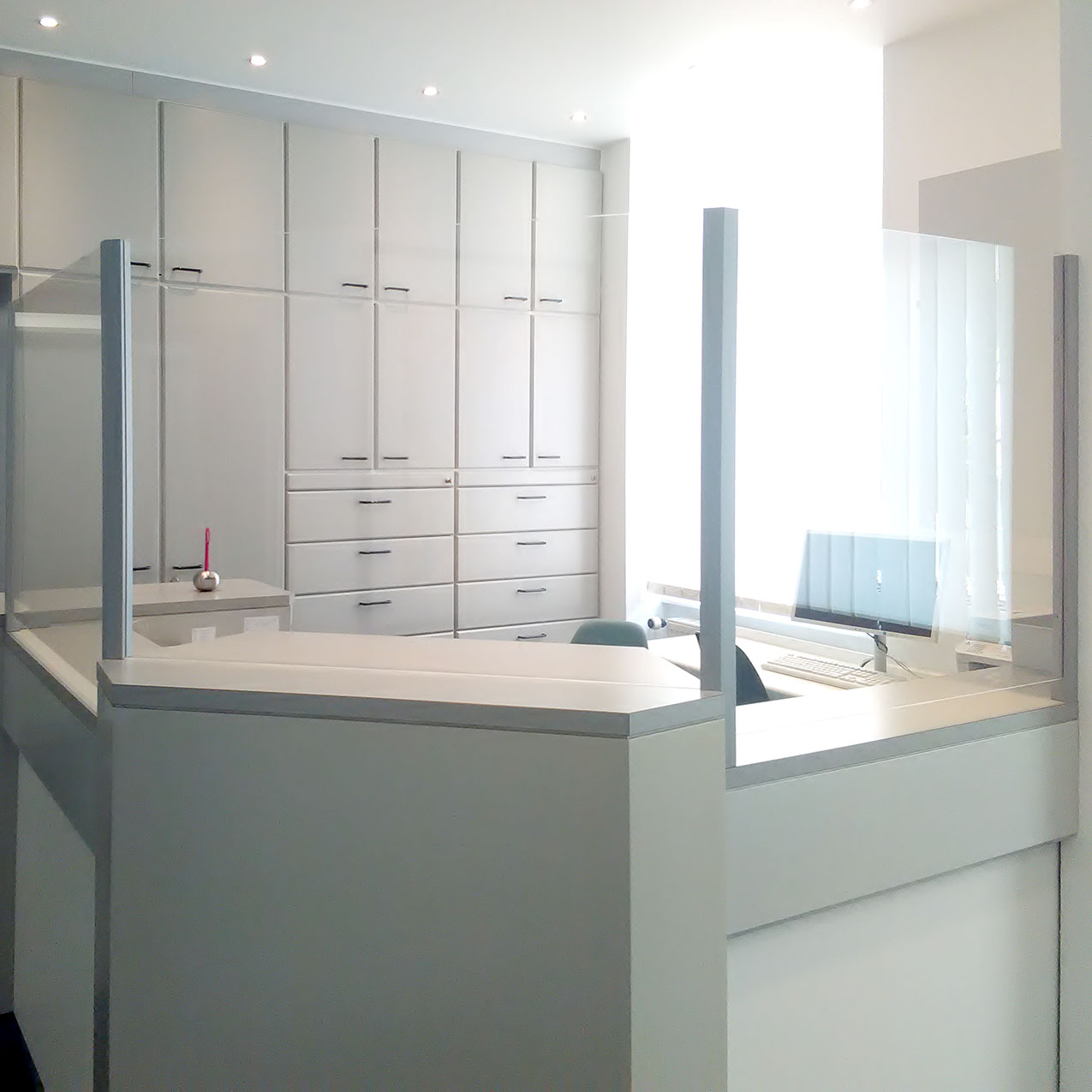 Hustenschutz Niesschutz PLEXIGLAS ACRYLGLAS Hygieneschutz Scheiben Schutz vor Corona Hustenschutzscheiben Transparente Trennwand Trennwände